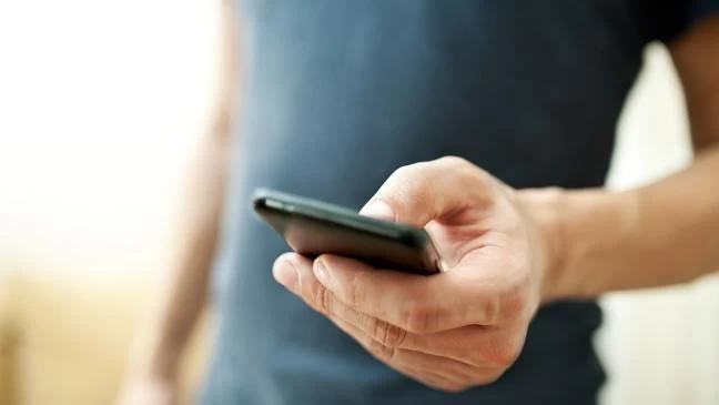 Απάτη μέσω sms και τηλεφωνικών κλήσεων: Εκατοντάδες πολίτες θύματα – Τι πρέπει να κάνετε-Βίντεο